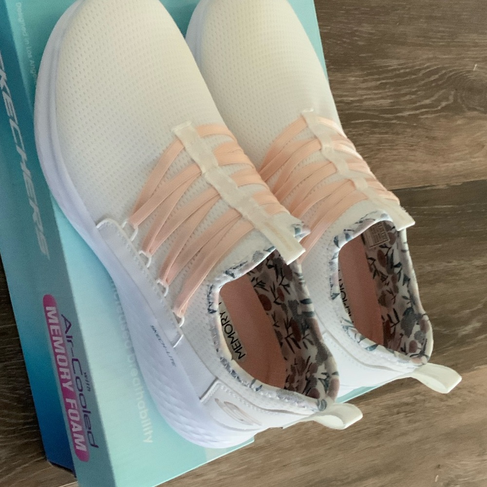 New without tags- (never worn) Skechers Women's White and Light Pink Sneakers.